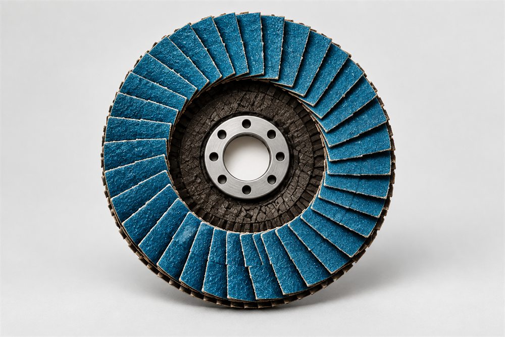 Flat flap disc with overlapping abrasive leaves